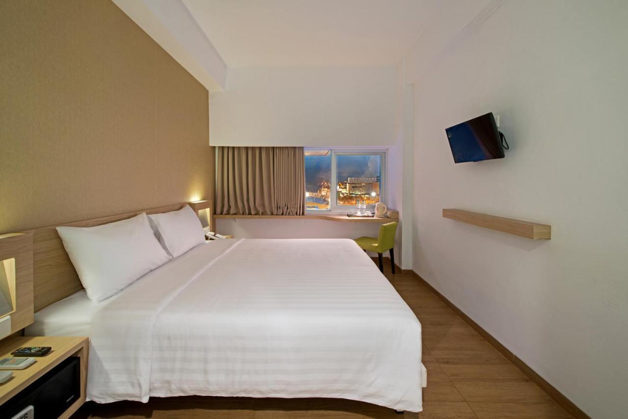 Whiz Prime Hotel Megamas Манадо Экстерьер фото